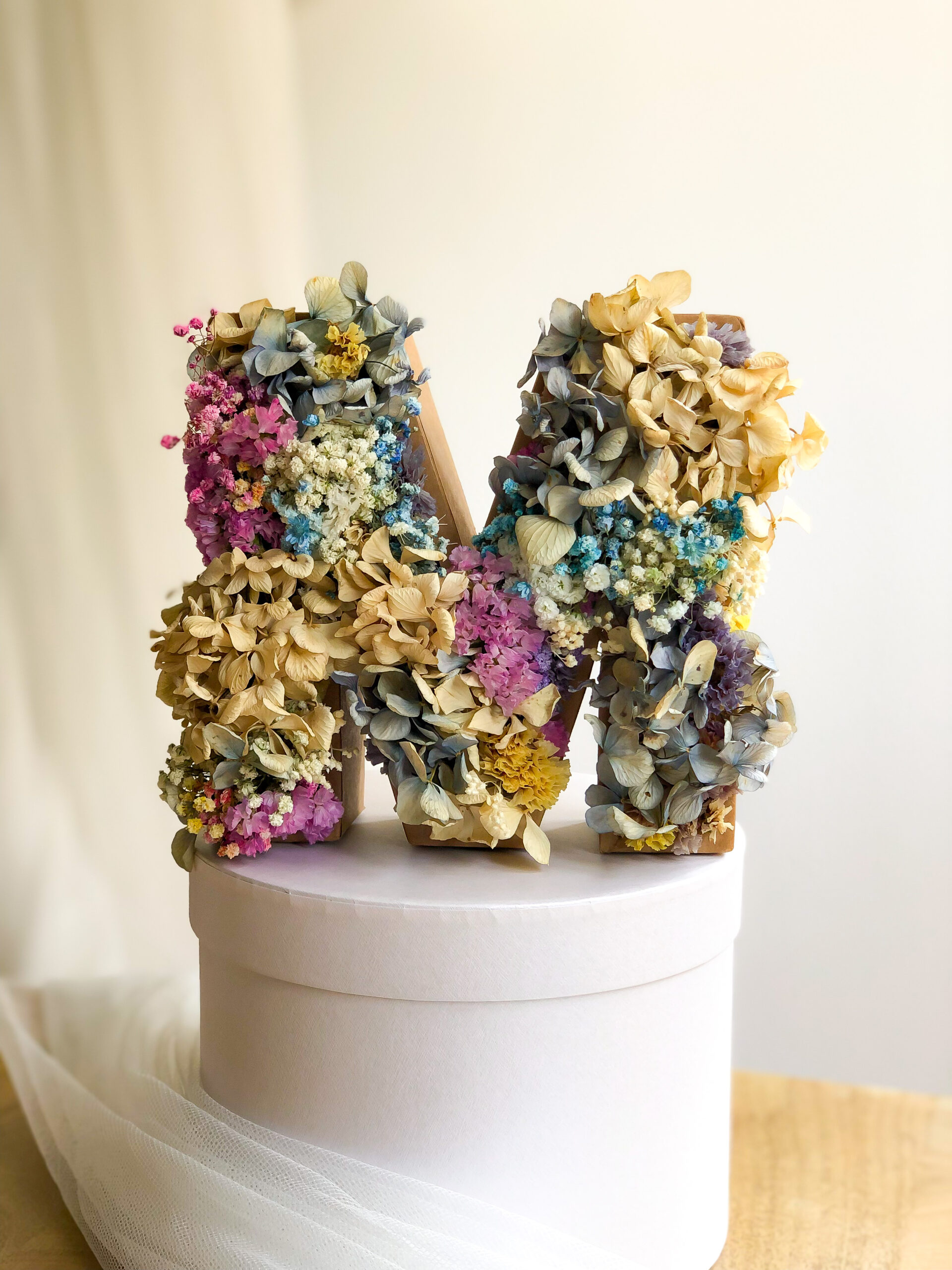 Letra con flores preservadas