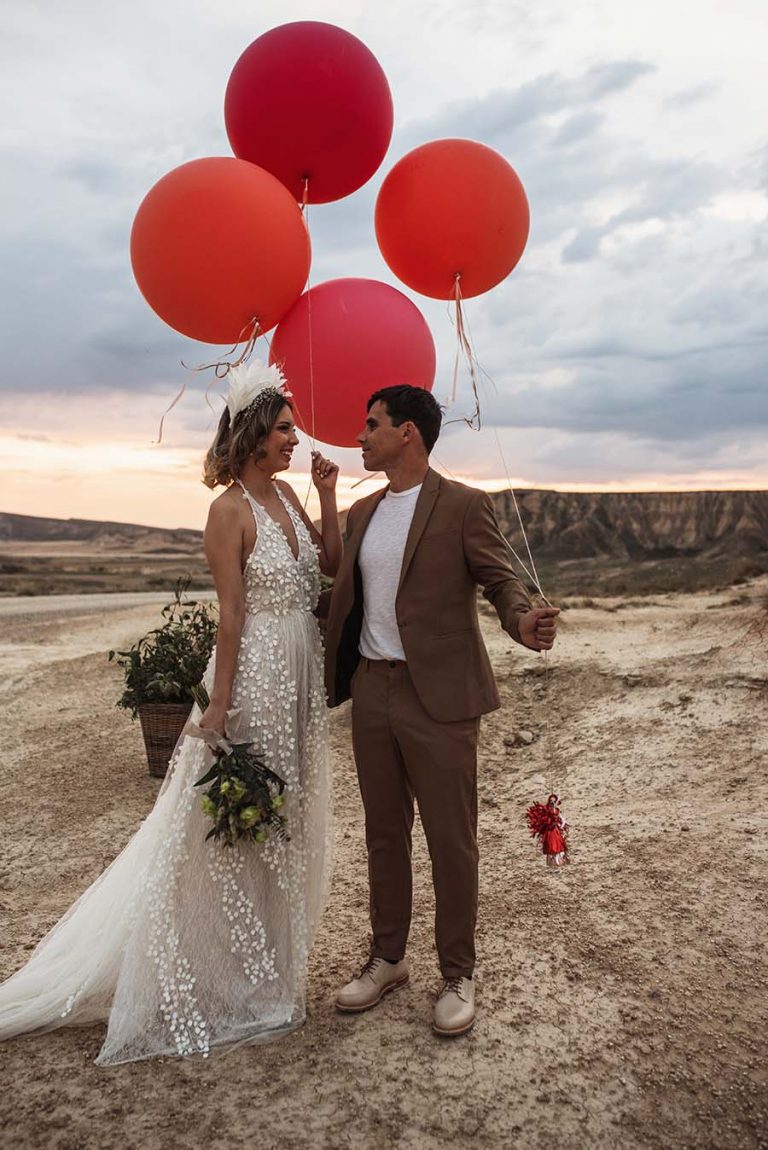 atardecer globos alicia rueda vestido flores bardenas reales