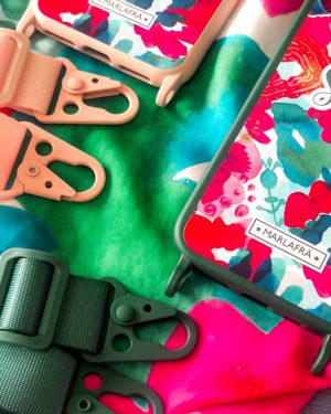 carcasa-colgador-nombre-personalizada-silicona-resistente-estampada-ganchos