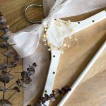 Percha personalizada con metacrilato