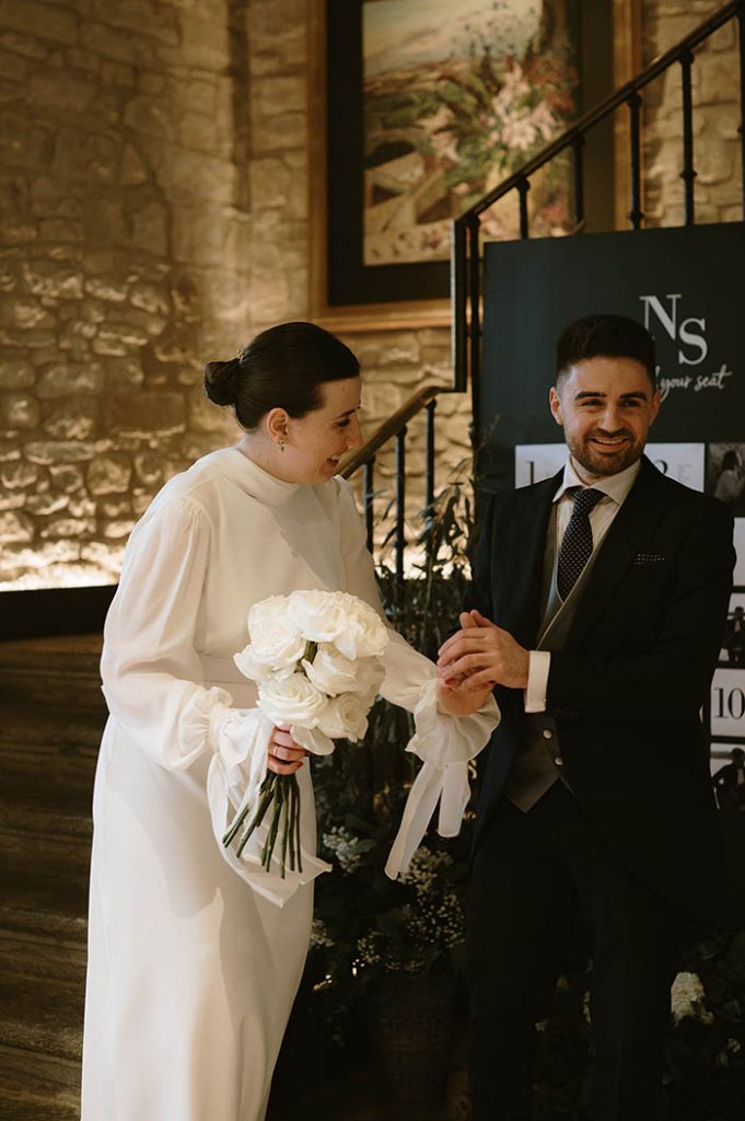 boda capilla san fermin novios ramo